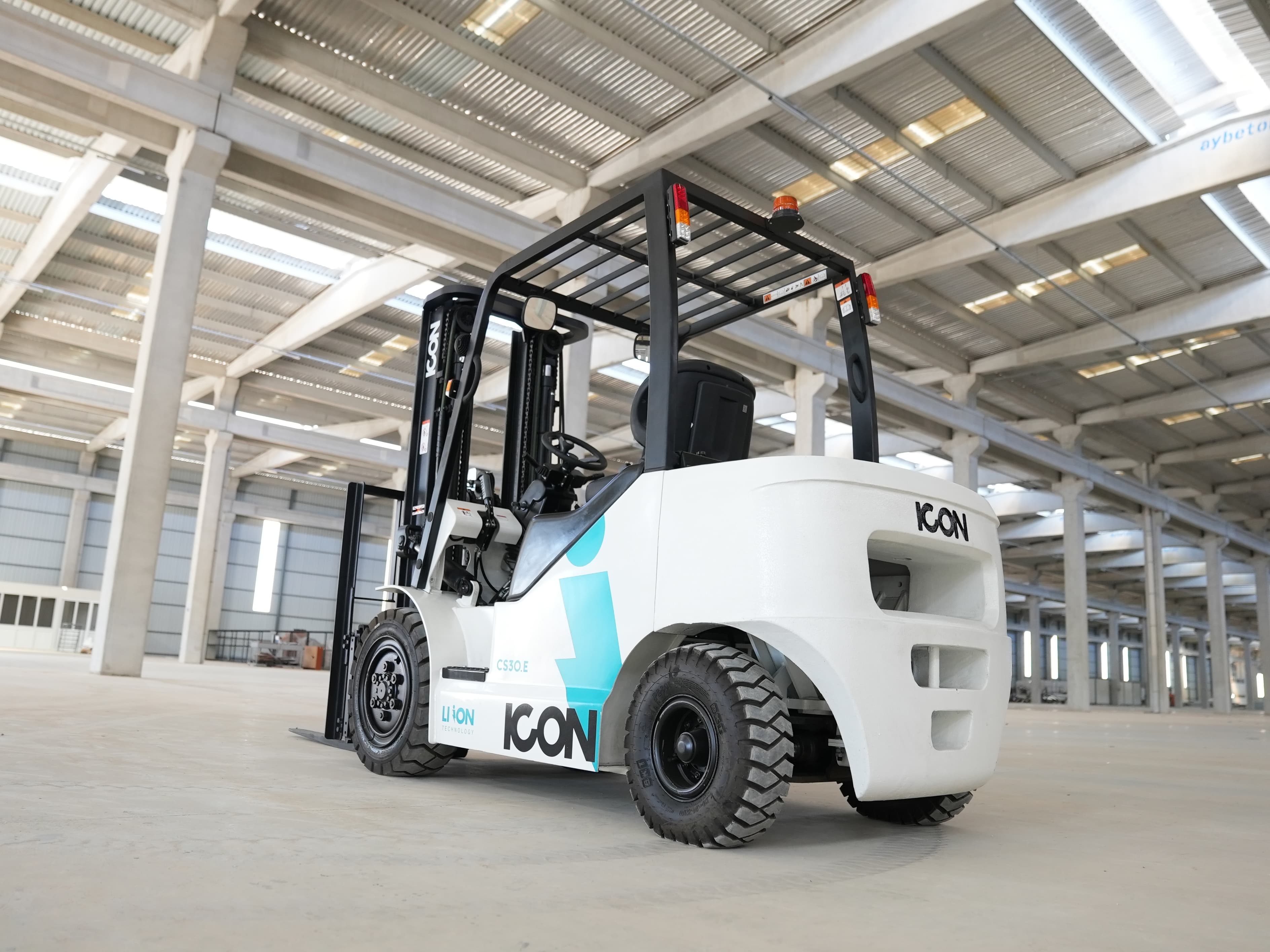 Geniş depo sahasında ICON CS30.E elektrikli forklift