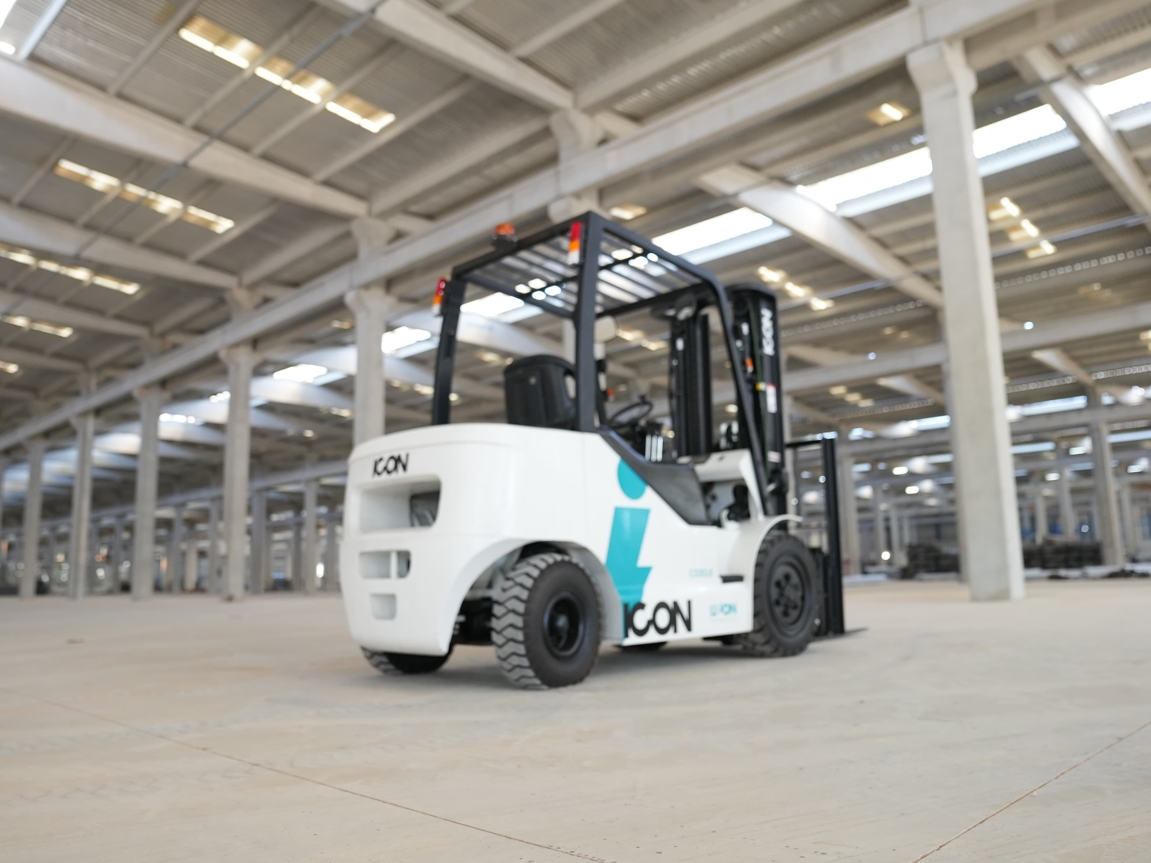 ICON CS30.E elektrikli forklift sahada arka görünüm